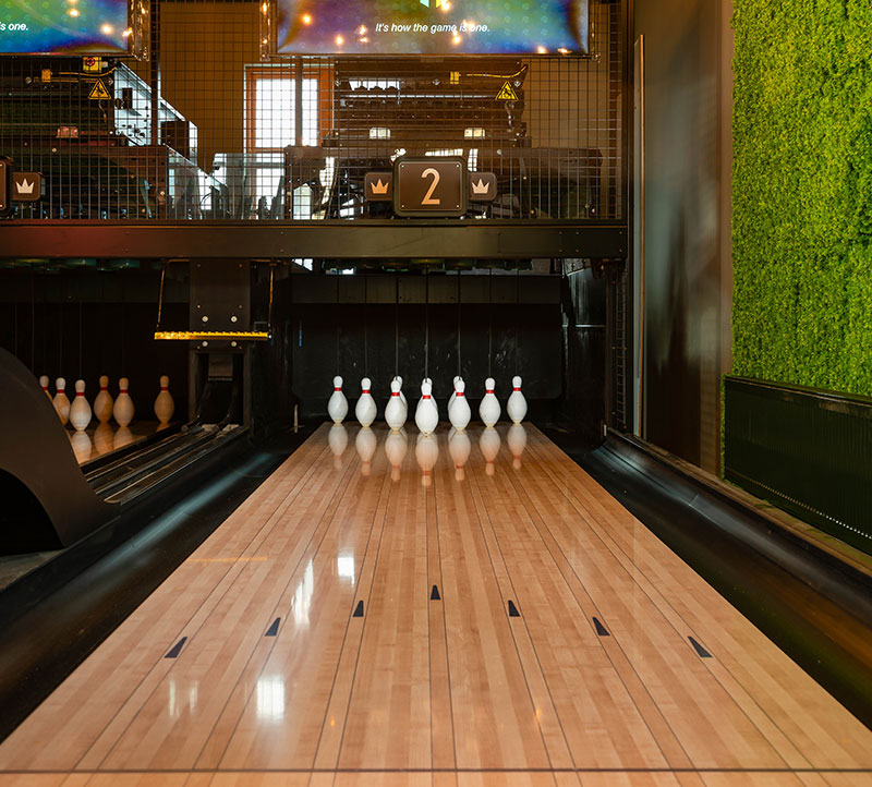 Duckpin-banene hos ParkN — lyse baner og fargerike kjegler