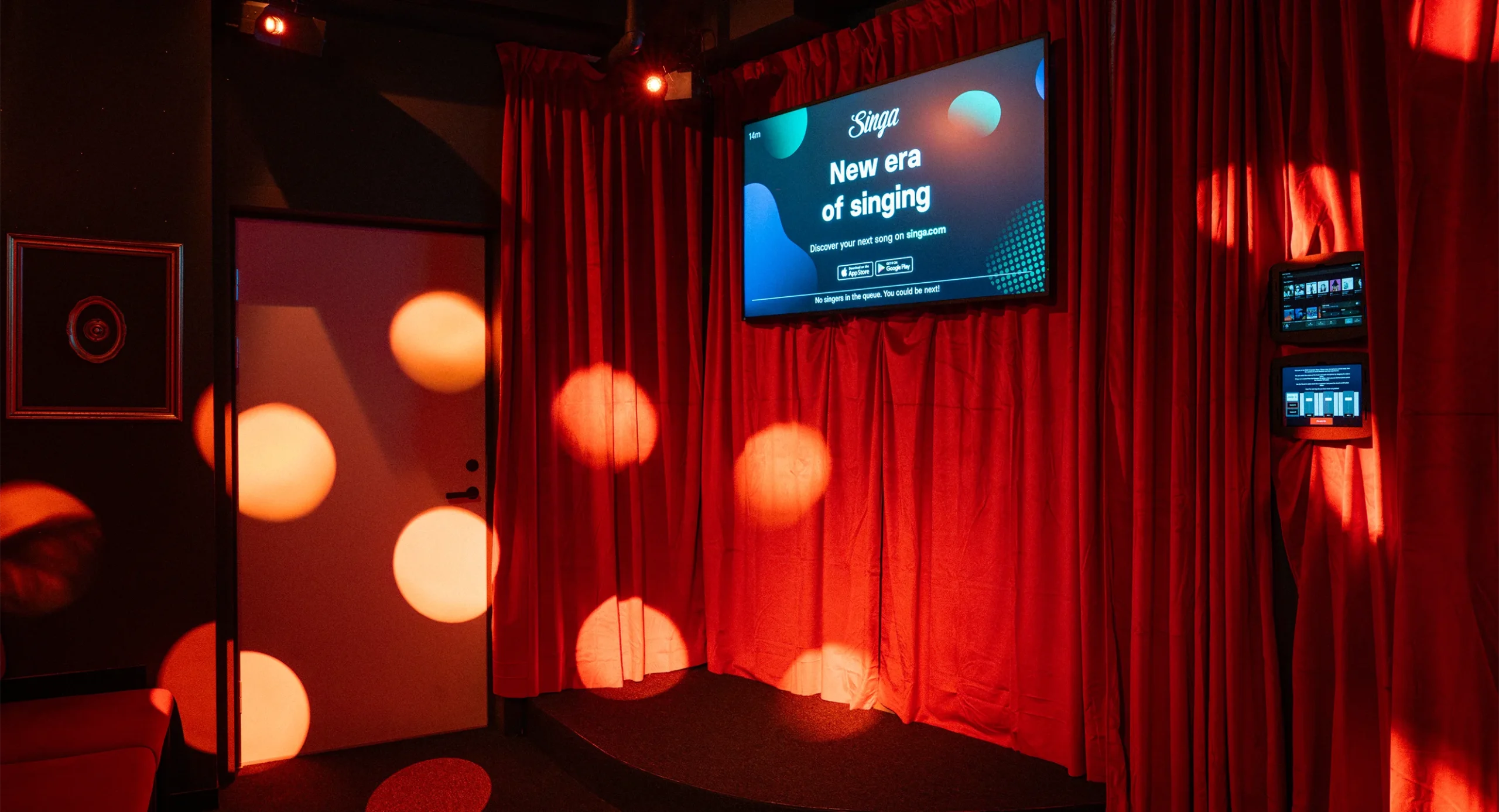 Karaoke-rommet på ParkN — dunkelt lys, sofaer og store skjermer
