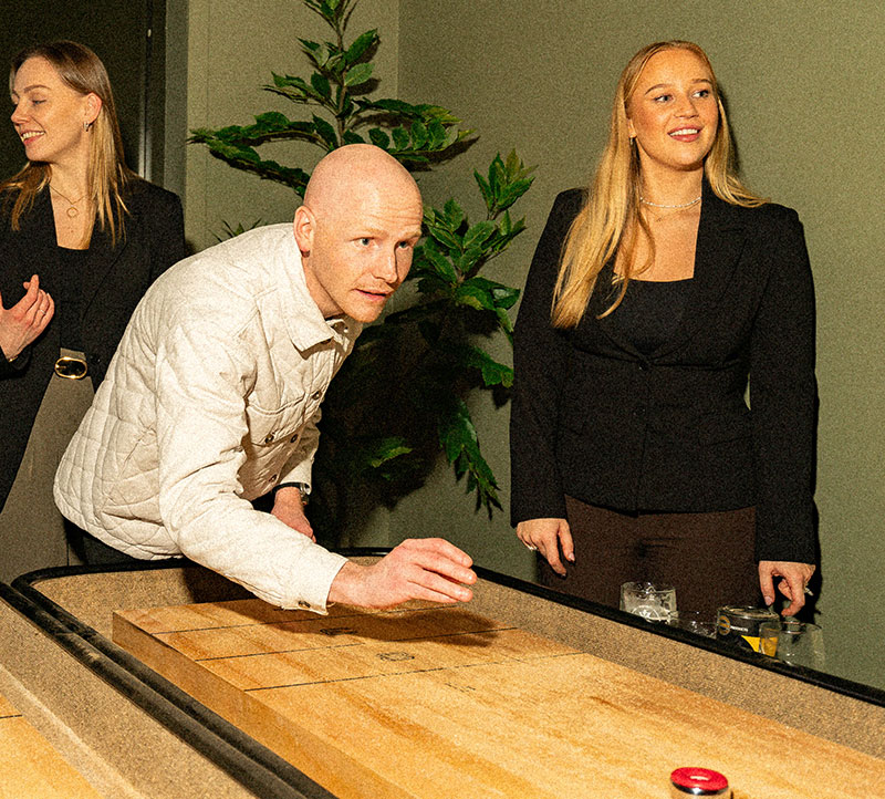Shuffleboard-bordet hos ParkN — lang bane med fargede mål